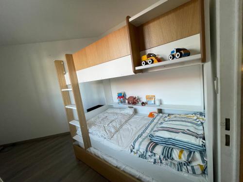 - un lit superposé avec des voitures jouets en haut dans l'établissement Splendide appartement de charme avec patio, parking et plage à 3 minutes, à Biarritz