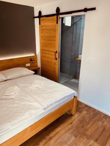 Letto o letti in una camera di PJagodic Hotel Cerklje - 5min to Airport
