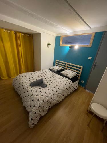 Postel nebo postele na pokoji v ubytování Cosy Tournusien - Hyper Centre - BY PRIMO C0NCIERGERIE