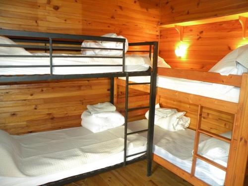 Tempat tidur susun dalam kamar di GRANDE MAISON FAMILIALE