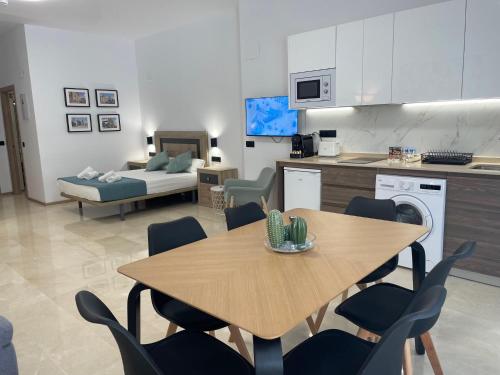 una cucina e una sala da pranzo con tavolo e sedie di Travel Habitat La Marina Real a Valencia