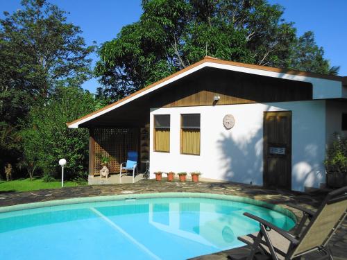 una pequeña casa con piscina frente a ella en Quinta Don Fernando en La Garita