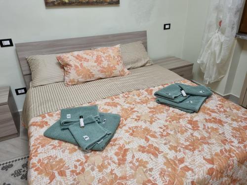 una camera da letto con un letto e due asciugamani di La Casa di Dedè a Sale