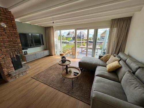 TV/trung tâm giải trí tại Vakantiehuis aan het water