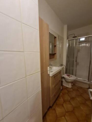 une salle de bain avec une douche, un lavabo et des toilettes dans l'établissement Charming authentic apartment in central location, à Sète