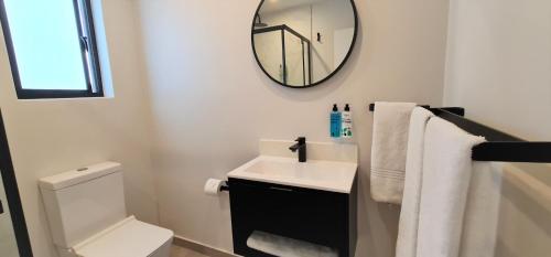 Bilik mandi di MINT Apartments Greenside