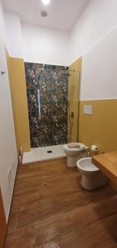 La salle de bains est pourvue de 2 toilettes et d'une douche. dans l'établissement nuova vicinissima alla spiaggia, à Terrasini