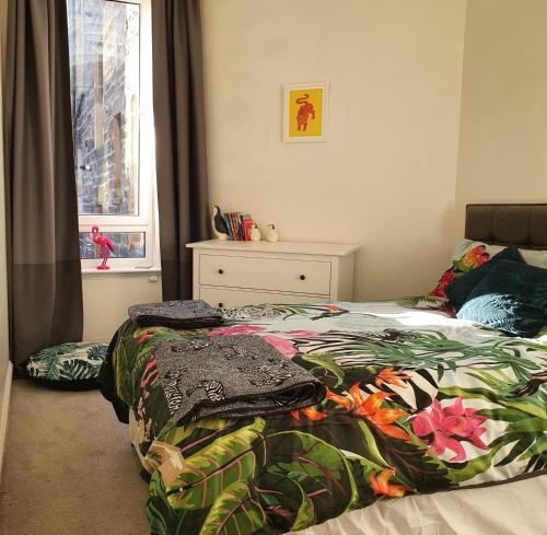 1 Schlafzimmer mit 2 Betten und einem Fenster in der Unterkunft The Flat with the Pink Door in Edinburgh
