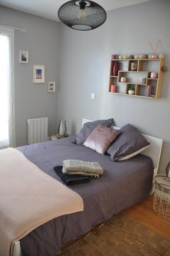 - une chambre avec un grand lit et une étagère dans l'établissement Maison avec piscine, jaccuzi, hammam à 800 m du lac, à Gastes