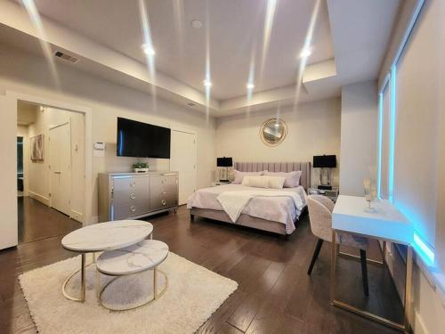 una camera con letto, tavolo e TV di The Posh Haus - Downtown - GRB - King Bed a Houston