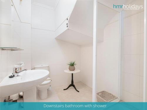 モライラにあるCasa Safran - HMR Holidaysの白いバスルーム(洗面台、トイレ付)