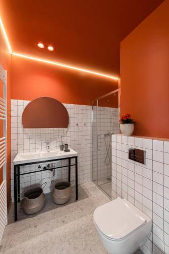 a bathroom with a toilet and a sink at Kampus Luxury Villas in Tríkala
