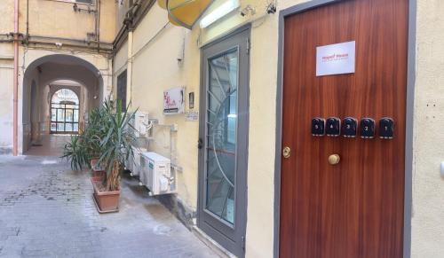 eine Tür zu einem Gebäude mit einem Schild darauf in der Unterkunft B&B Napoli House in Neapel