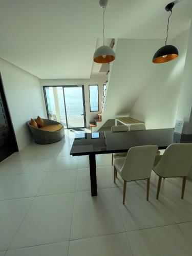 a kitchen and dining room with a table and chairs at High Life Villas in Salad Beach