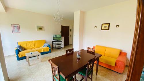 Oasi Home في سولمونا: غرفة معيشة مع أريكة وطاولة