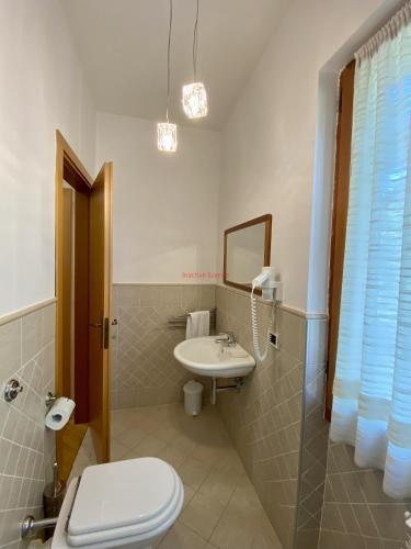 a bathroom with a toilet and a sink at Da Ronald ... A Pian Del Papa in Pratovecchio