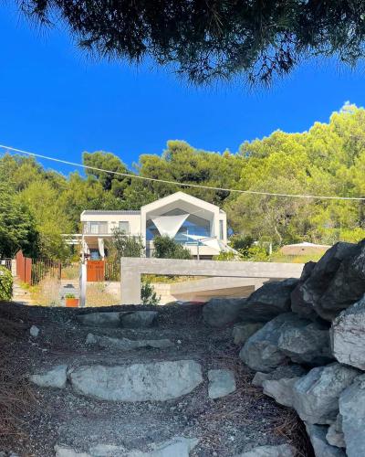 a house in the middle of a yard with a stone wall at Villa del Mar in Mali Lošinj