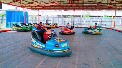 a group of people riding on rollercoasters at a amusement park at BY LG Water Themepark Suites Melaka By GGM in Melaka