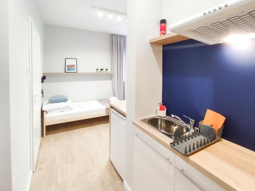 Una cama o camas en una habitación de Apart Hostel S8