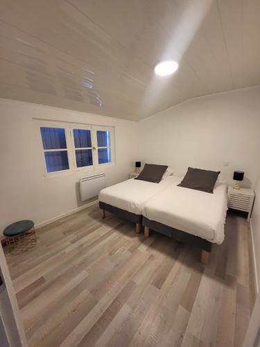 1 dormitorio con 1 cama y 2 ventanas en MAS DU RESERVOIR en Arlés