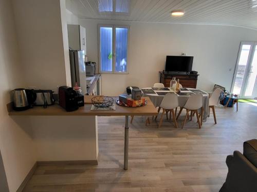 ein Esszimmer mit einem Tisch und Stühlen in einem Zimmer in der Unterkunft MAS DU RESERVOIR in Arles
