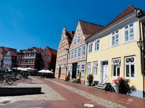 a cobblestone street in an old town with buildings at Das Stader Domizil in Stade