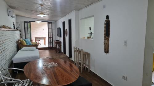 a dining room with a wooden table and chairs at Casa Paúba 80m do Mar in Maresias