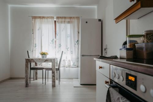 uma cozinha com uma mesa e um frigorífico em Ferienhaus RADO em Winden am See