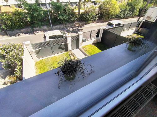 an overhead view of a house with a street at Dream of Mediterranean house, Jacuzzi, BBQ, Délices ensoleillés in Sartrouville