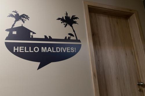a wall with a sign that reads hello melilo mallez at Rengő Panzió in Taksony