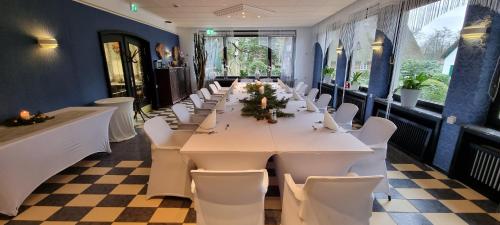 Ein Restaurant oder anderes Speiselokal in der Unterkunft Forsthaus-Ferienhotel am Dobrock 