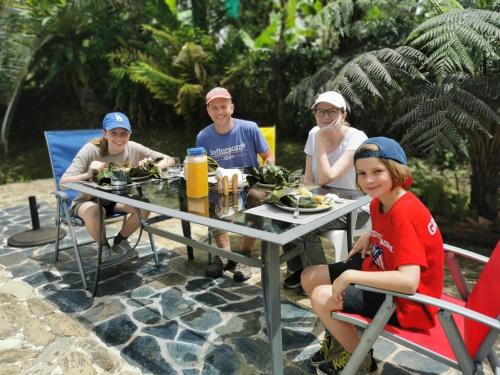 a group of people sitting at a table eating food at Finca TRADICIONAL EL OTOÑO in Pijao