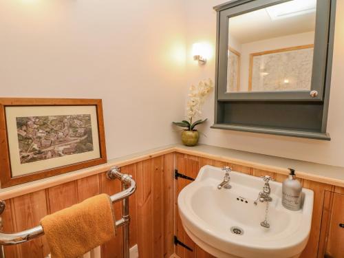 a bathroom with a sink and a mirror at Hill Cottage in Matlock