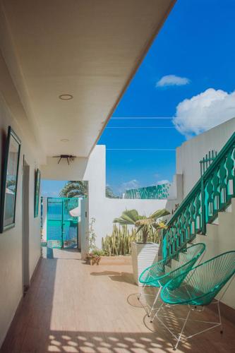 a balcony with chairs and a view of the ocean at Hotel Casa Turquesa in Flores