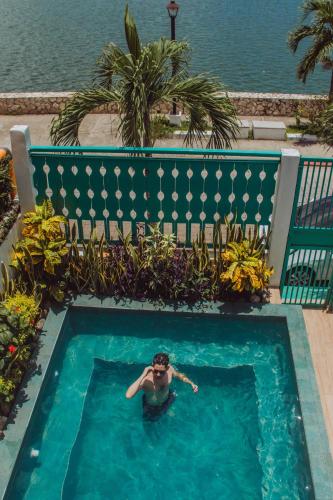 a person swimming in a swimming pool in a swimming pool at Hotel Casa Turquesa in Flores