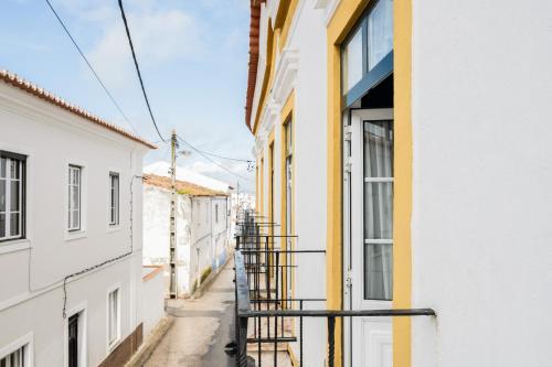 een steegje tussen twee gebouwen bij Eighteen21 Houses - Casa dos Condes in Cano