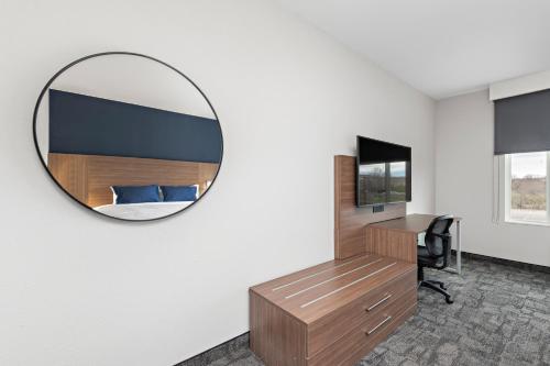 Et tv og/eller underholdning på Holiday Inn Express Kansas City North Parkville by IHG