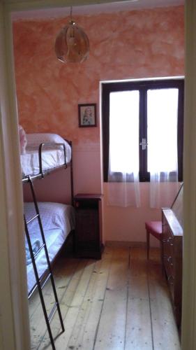 1 dormitorio con litera y ventana en Villa Pizzorne, en Valgiano