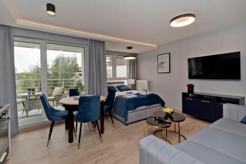 a hotel room with a bed and a living room at BlueApart Apartamenty Na Klifie in Władysławowo