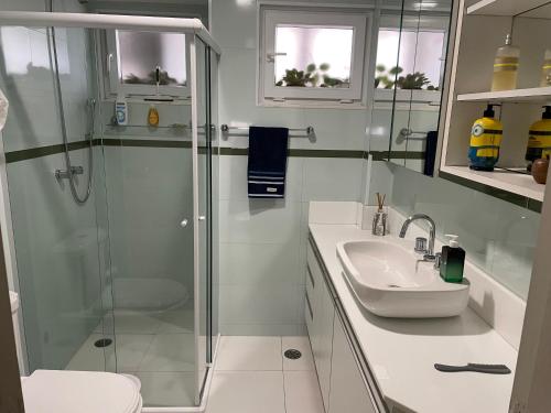 a bathroom with a shower and a sink at Quarto Apto Vila Nova Conceição in Sao Paulo
