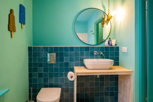 a bathroom with a sink and a mirror at Wynwood Boutique Hotel in Willemstad