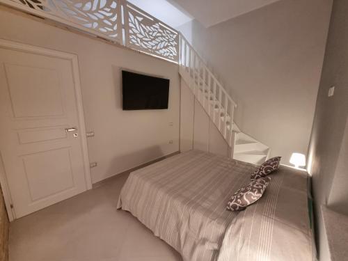 - une chambre avec un lit et un escalier dans l'établissement Luxury Apple Room Apartment Cagliari, à Cagliari