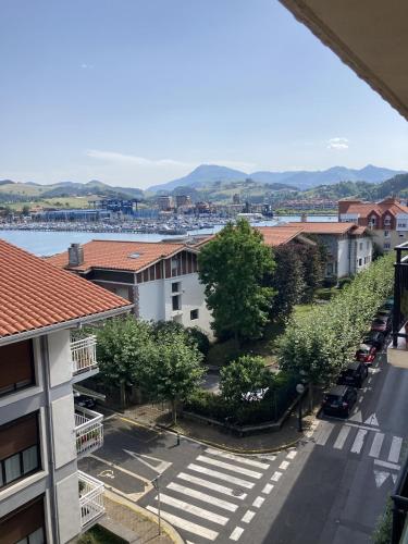 ariaal uitzicht op een stad met een straat en gebouwen bij Juan Belmonte ONGI ETORRI in Zumaia