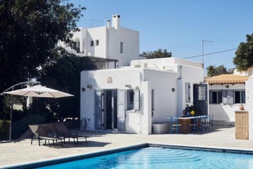 Bazén v ubytovaní Villa Calypso, idyllique villa avec piscine et vue mer alebo v jeho blízkosti