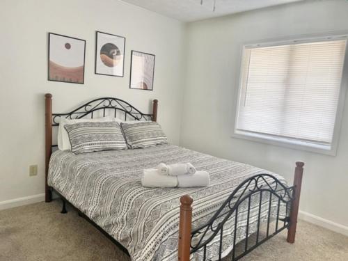 Postel nebo postele na pokoji v ubytování Beach Harbor Unit 32B condo