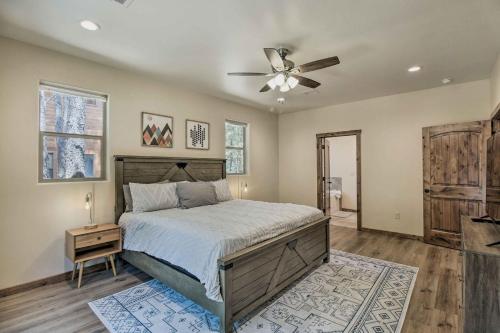 Katil atau katil-katil dalam bilik di Fire Pits, Spacious Yard Wooded Pinetop Escape!
