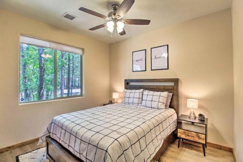 Katil atau katil-katil dalam bilik di Fire Pits, Spacious Yard Wooded Pinetop Escape!