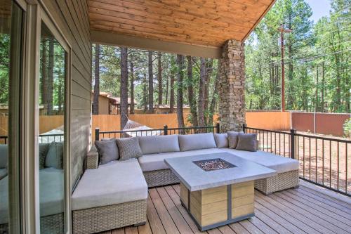 Balkoni atau teres di Fire Pits, Spacious Yard Wooded Pinetop Escape!