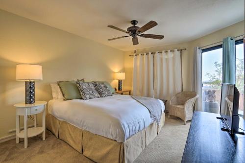 1 dormitorio con 1 cama y ventilador de techo en Borrego Springs Retreat with Grill and Patio!, en Borrego Springs