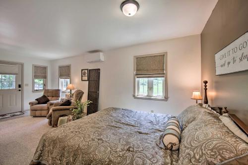 1 dormitorio con 1 cama grande y sala de estar en Cozy Garden Room in Welsh Mountain Suites!, en New Holland